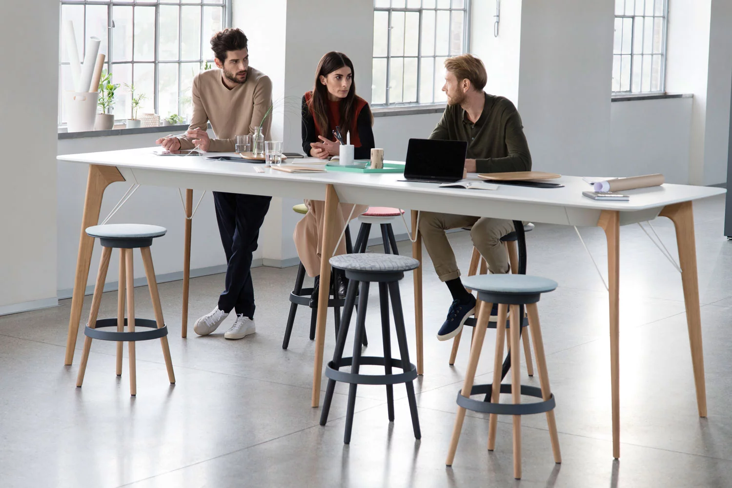 timba-table-high, Stehhöhe Besprechungstisch, Bene Büromöbel, Bild 7